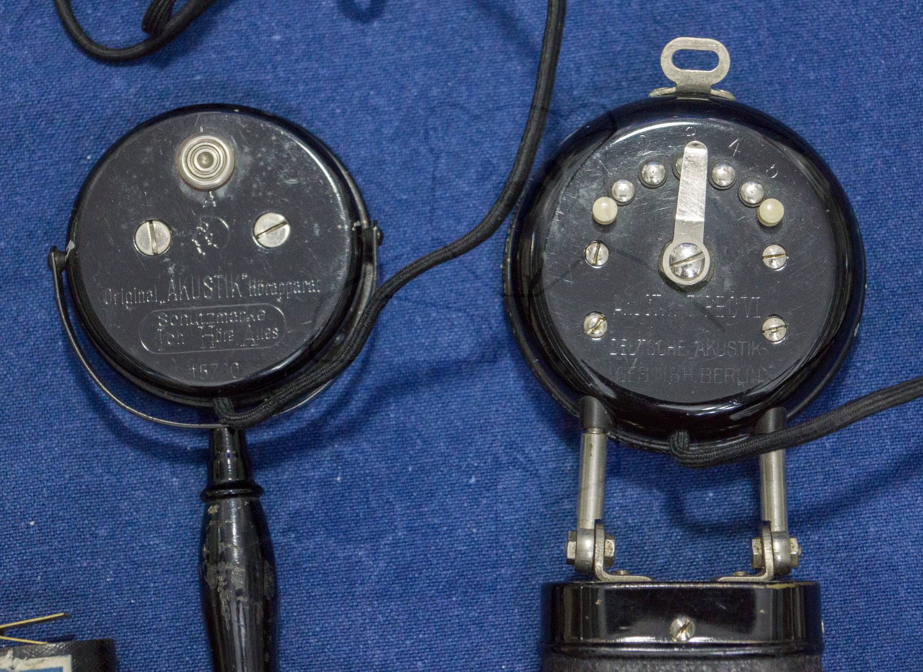 Hörgerät "Ich Höre Alles", ca. 1928/1930, Rückseite Piezo-Lautsprecher, Kohlemikrophone